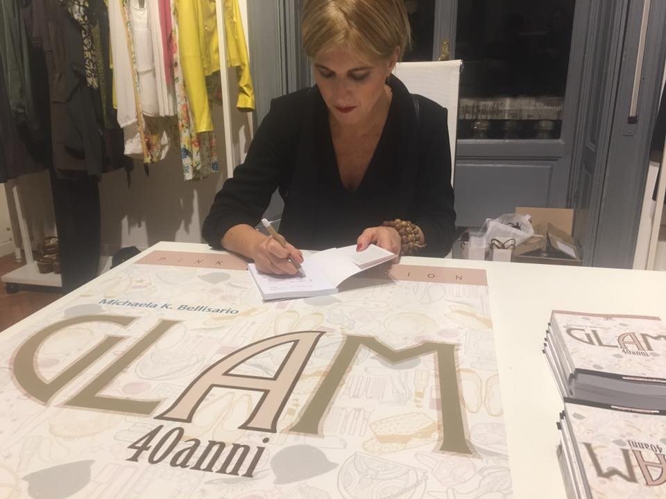 Michaela K Bellisario firma copie di Glam 40 anni